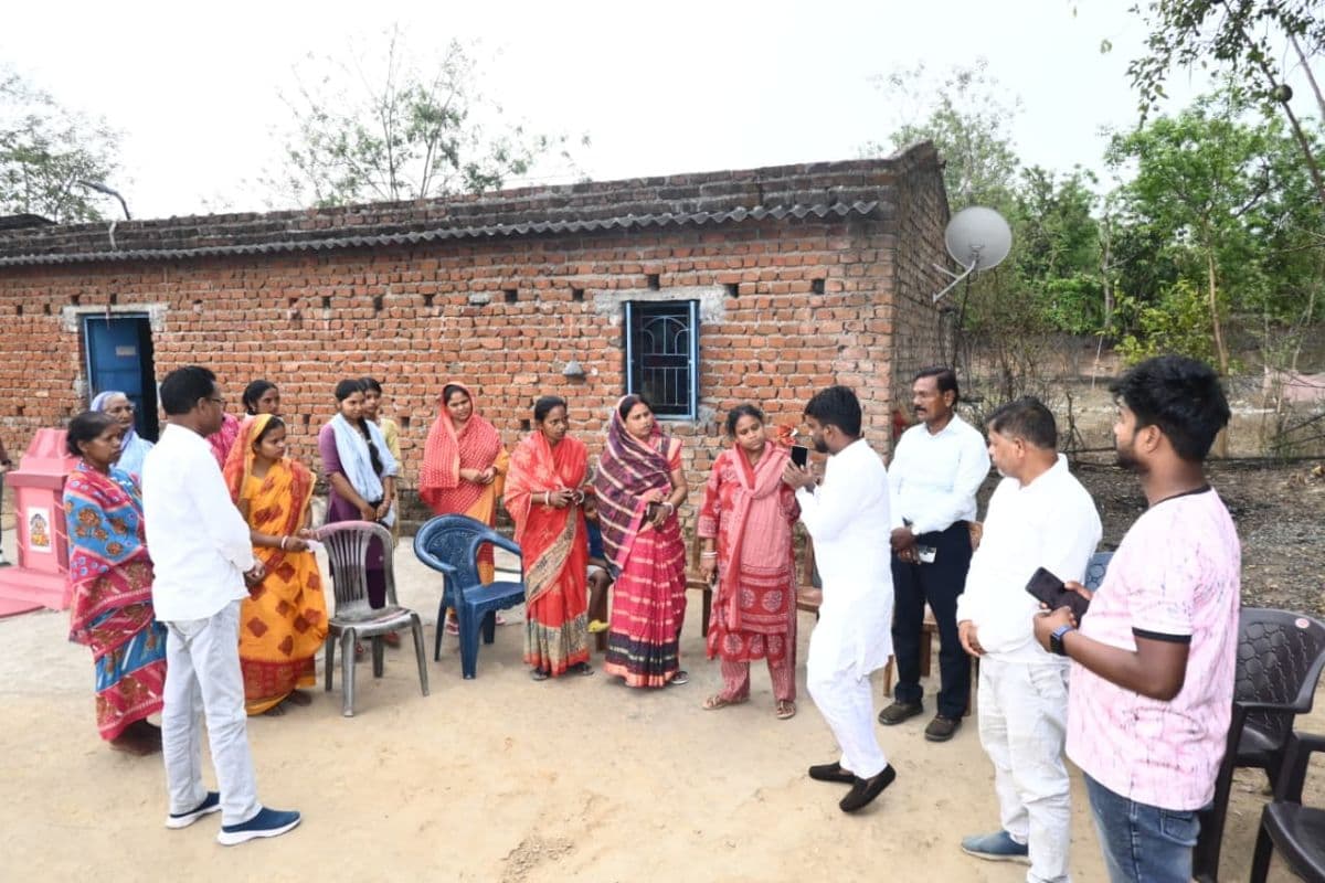 जादूगोड़ा के मृत मजदूरों के घर पहुंचे विधायक संजीव सरदार, मदद का दिया भरोसा