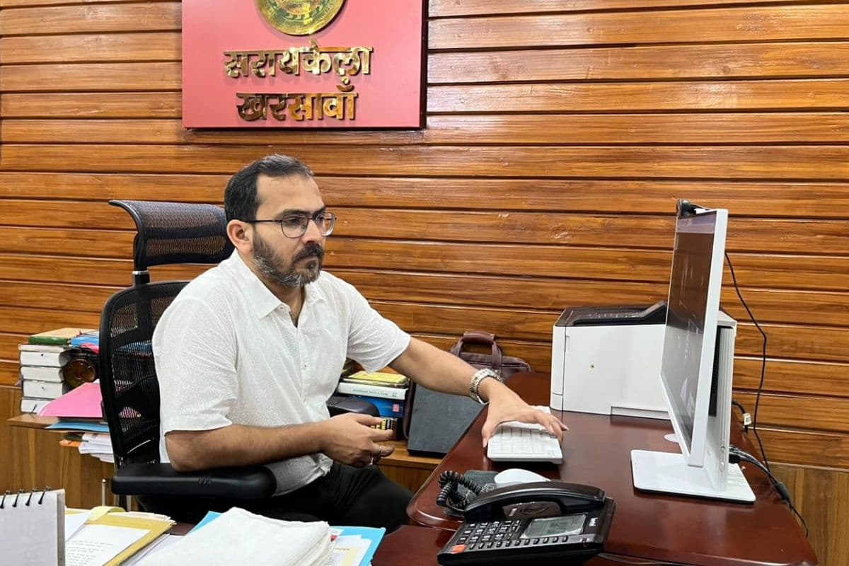 गर्मी से पहले हर घर में नल से पहुंचेगा पेयजल, सरायकेला डीसी ने की समीक्षा बैठक