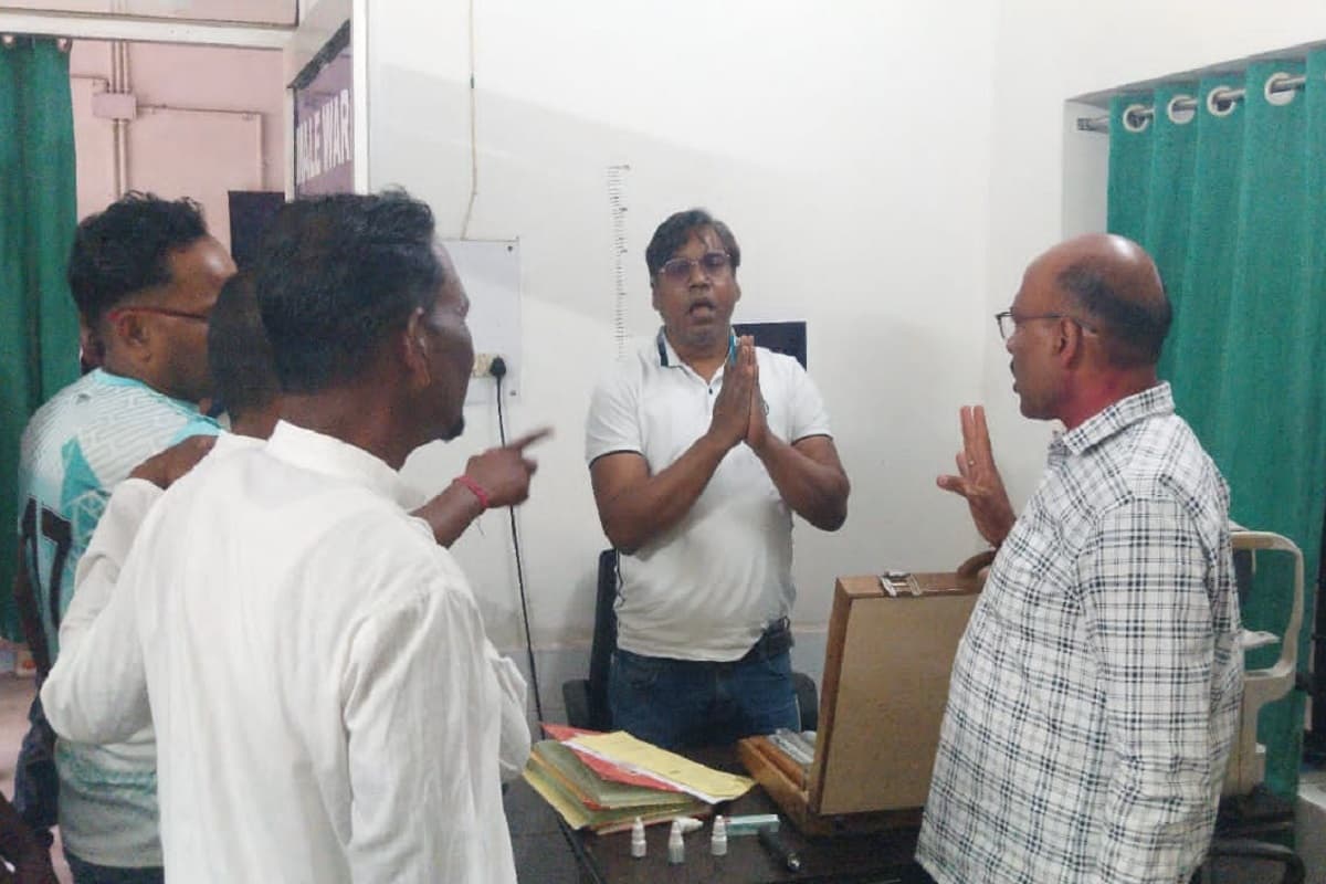 सरायकेला में नेत्र चिकित्सक को नगर पंचायत अध्यक्ष ने लगाई फटकार, इलाज के मांग रहे थे पैसे