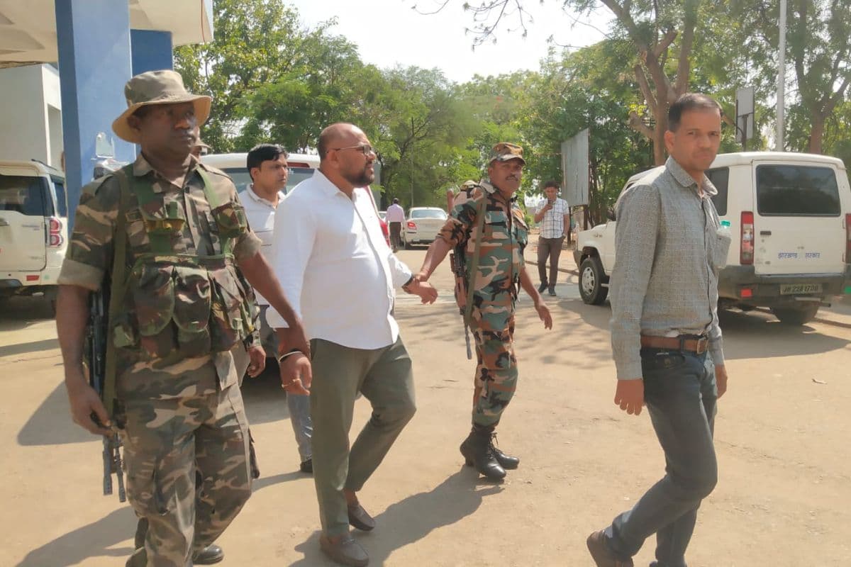 Saraikela: 5 लाख घूस के साथ भू-अर्जन विभाग के बड़ा बाबू और दलाल को एसीबी ने किया गिरफ्तार