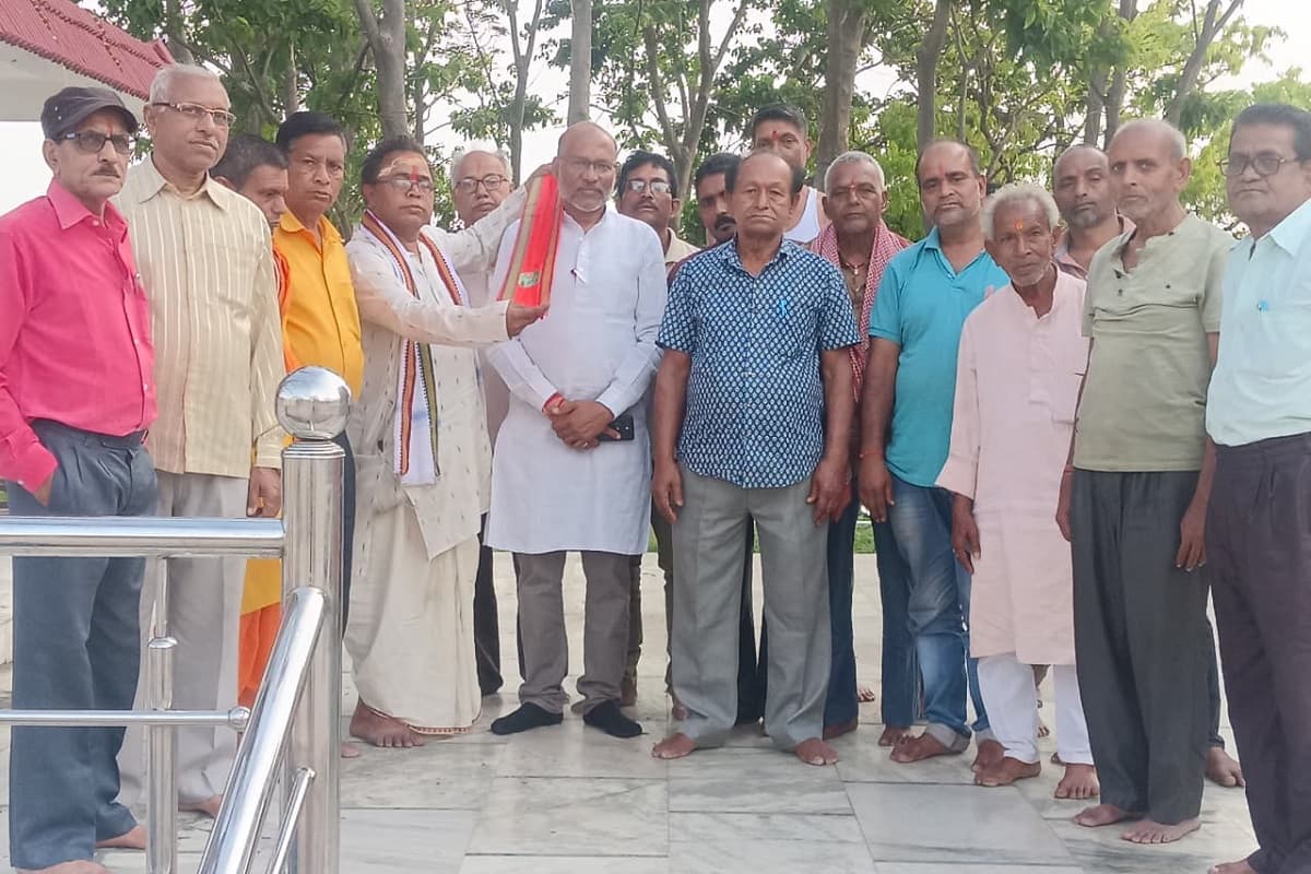 उत्कलिय पुरोहित समाज ने सरायकेला के नगर पंचायत अध्यक्ष का किया सम्मान