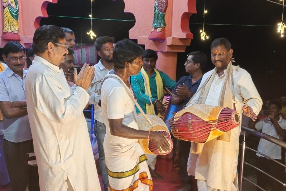 हरे कृष्ण के जयकारे से गूंजा सरायकेला का मुरुप, अर्जुन मुंडा ने संकीर्तन में भाग लिया