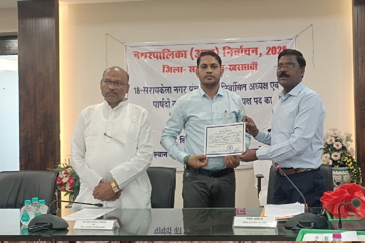 सरायकेला नगर पंचायत के निर्विरोध उपाध्यक्ष चुने गए अविनाश कवि, अध्यक्ष का शपथ ग्रहण