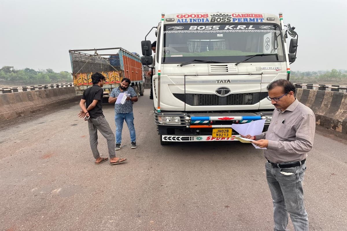 सरायकेला में सड़क सुरक्षा पर विशेष जांच अभियान, डीटीओ ने गाड़ियों से 2,37,500 जुर्माना वसूले