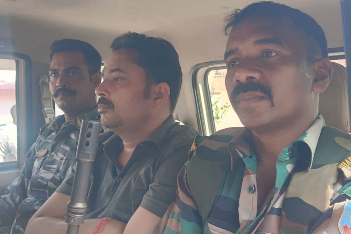 Saraikela: 5 लाख घूस के साथ भू-अर्जन विभाग के बड़ा बाबू और दलाल को एसीबी ने किया गिरफ्तार