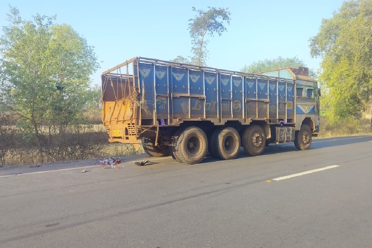 सरायकेला के मुरुमडीह में बाइक सवार ने खड़े ट्रक से मारी टक्कर, हालत गंभीर