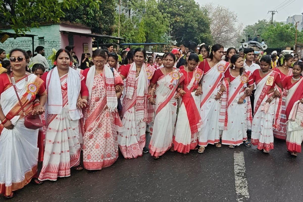 Bokaro: हर्षोल्लास के साथ मना सरहुल, प्रकृति पर्व पर झूमे लोग