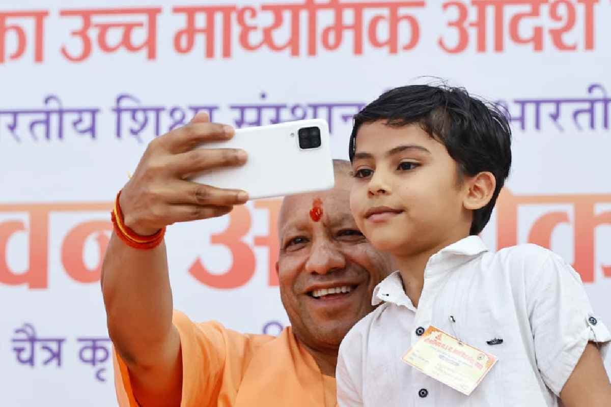 Selfie With CM Yogi : सीएम योगी ने कर दी स्कूली बच्चे की इच्छा पूरी