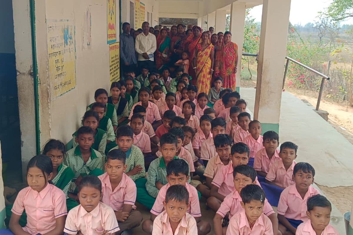 सरायकेला: 1 शिक्षक, आठ क्लास और 15 मिनट की कक्षा! उत्क्रमित मध्य विद्यालय में मजाक बनी पढ़ाई