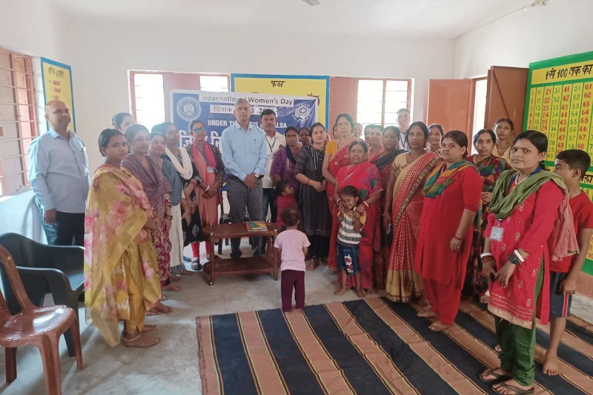 आधी आबादी को ‘कानूनी कवच’: सरायकेला में सजी जागरूकता चौपाल, जानें कैसे मिलेगी फ्री कानूनी मदद