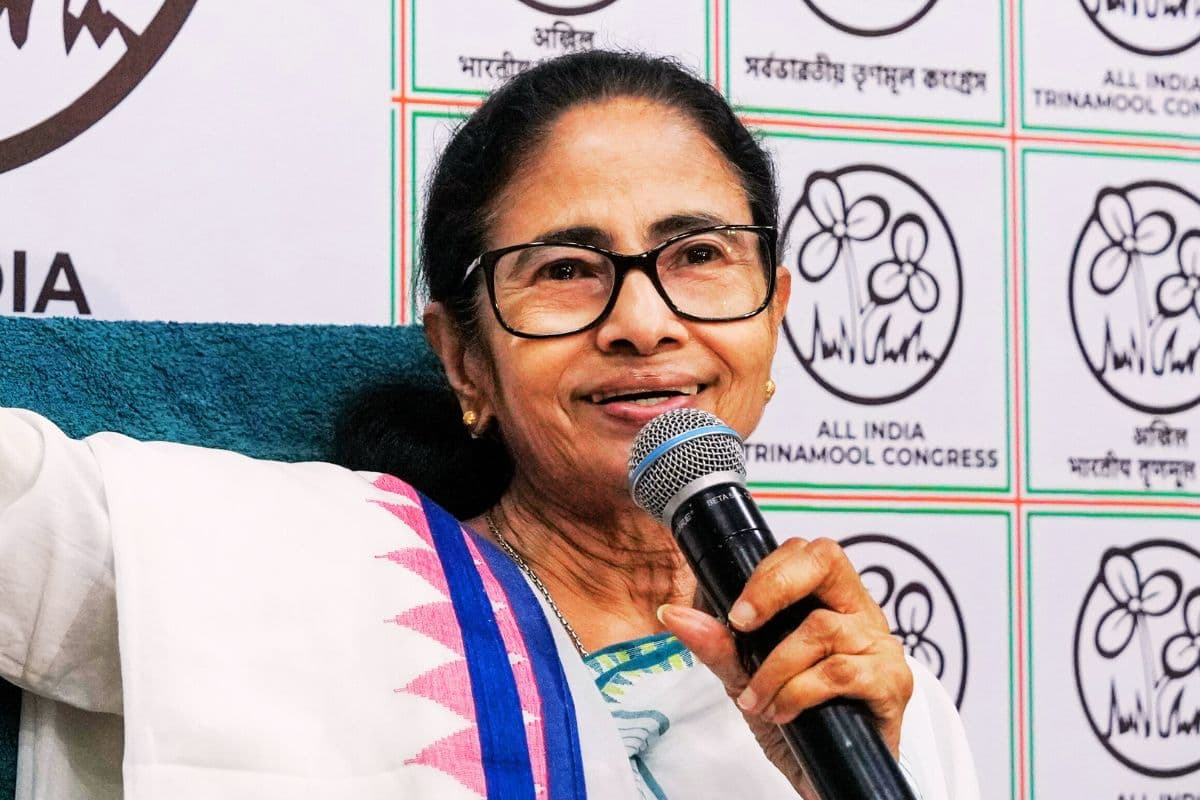 ममता बनर्जी ने टीएमसी के 74 विधायकों की कर दी छुट्टी, शुभेंदु अधिकारी से भवानीपुर में होगा नंदीग्राम का हिसाब