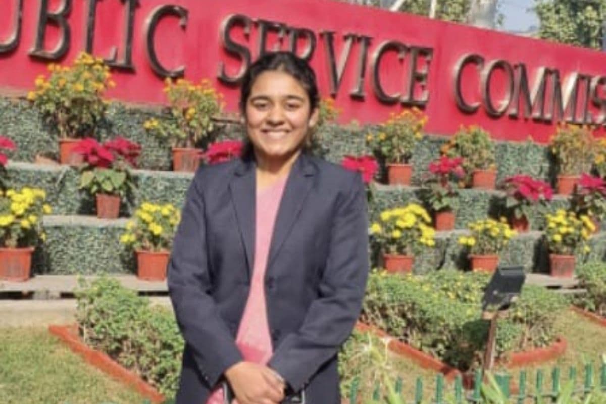 बैंक की क्लर्क अब बनेंगी अफसर! धनबाद की श्रुति मोदी ने UPSC में लहराया परचम, हासिल की 569वीं रैंक