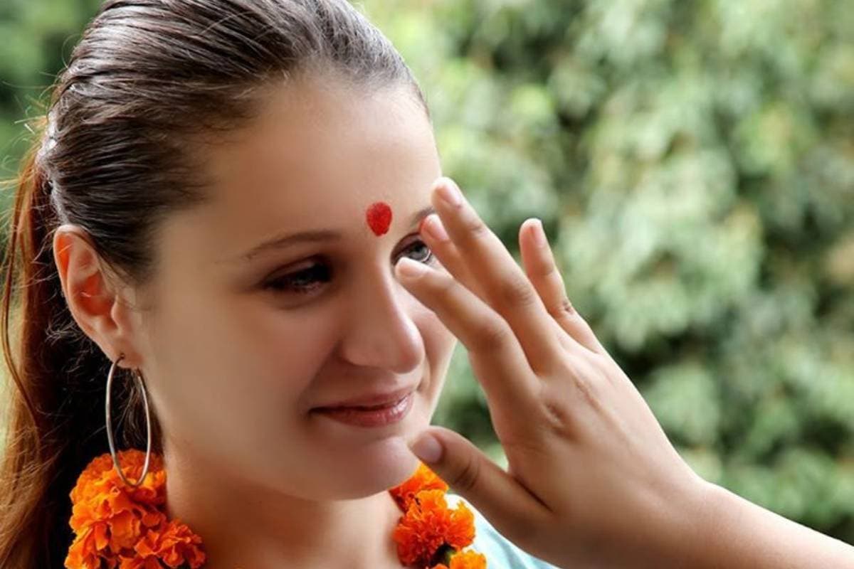 क्या आप सही उंगली से लगा रहे हैं तिलक? गलत तरीका कम कर सकता है इसका असर