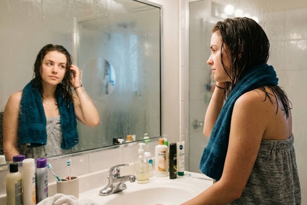 गीले बालों की करें सही देखभाल – ये छोटी गलतियां बन सकती हैं हेयर फॉल की बड़ी वजह