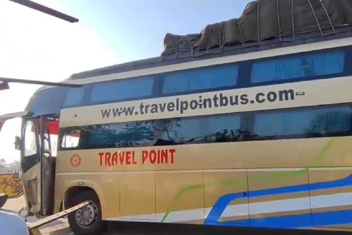 हाथरस में यमुना एक्सप्रेसवे पर स्लीपर बस और वैन की टक्कर, 6 की मौत