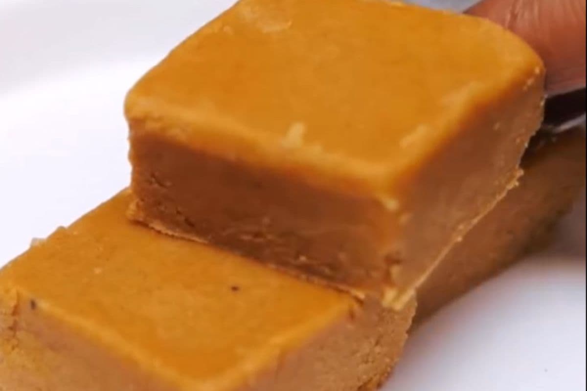 कम चीजों से तैयार करें आटा बेसन बर्फी, पारुल गुप्ता ने बताई रेसिपी