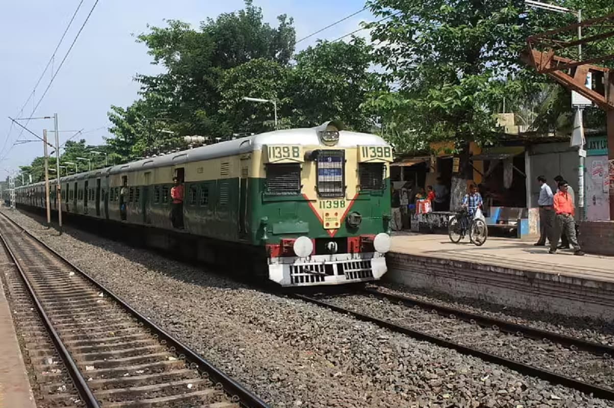 हावड़ा लाइन पर लोकल ट्रेनें बहाल, 9 घंटे बाद बंगाल के ऋषरा में सामान्य हुई ट्रेन सेवा