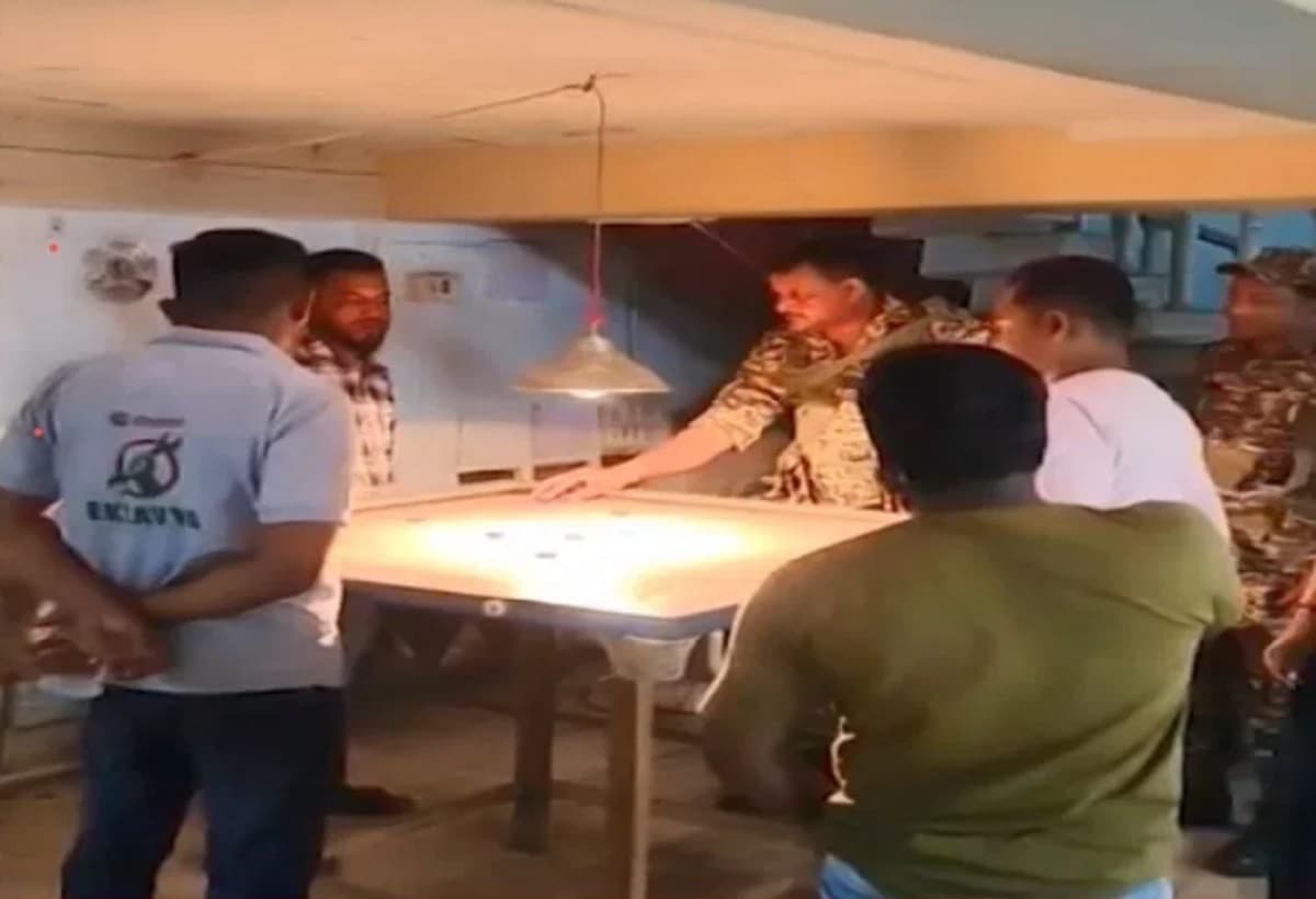 तृणमूल शिविर में कैरम खेलते मिले केंद्रीय बल जवान, चुनाव आयोग ने लिया एक्शन