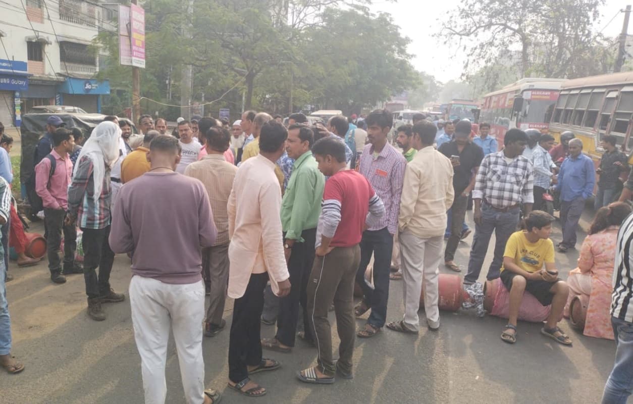 बंगाल में गैस सिलेंडर की किल्लत, आसनसोल में सड़क पर उतरे गुस्साये लोग