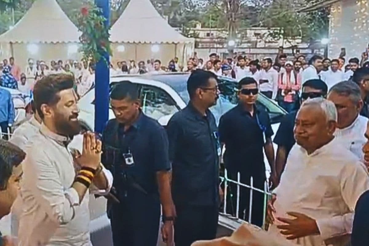 चिराग पासवान की इफ्तार पार्टी में जुटे NDA के बड़े नेता, नीतीश कुमार के पैर छूकर लिया आशीर्वाद