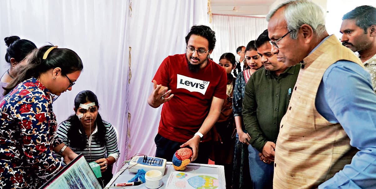 Rourkela News: समाज कल्याण के लिए तार्किक सोच और जिम्मेदारीपूर्ण जीवन का संकल्प लें युवा : प्रो मंडल