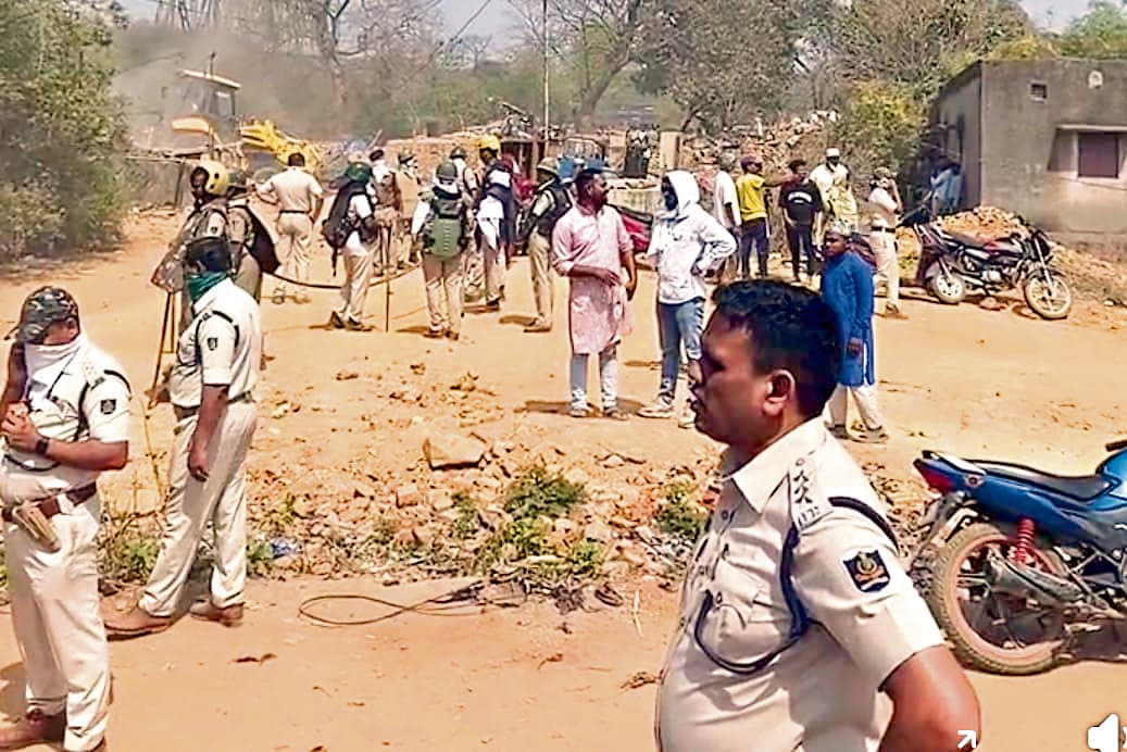 Rourkela News: बिसरा नया बस्ती में कड़ी सुरक्षा के बीच चला बुलडोजर, एक दर्जन घर जमींदोज