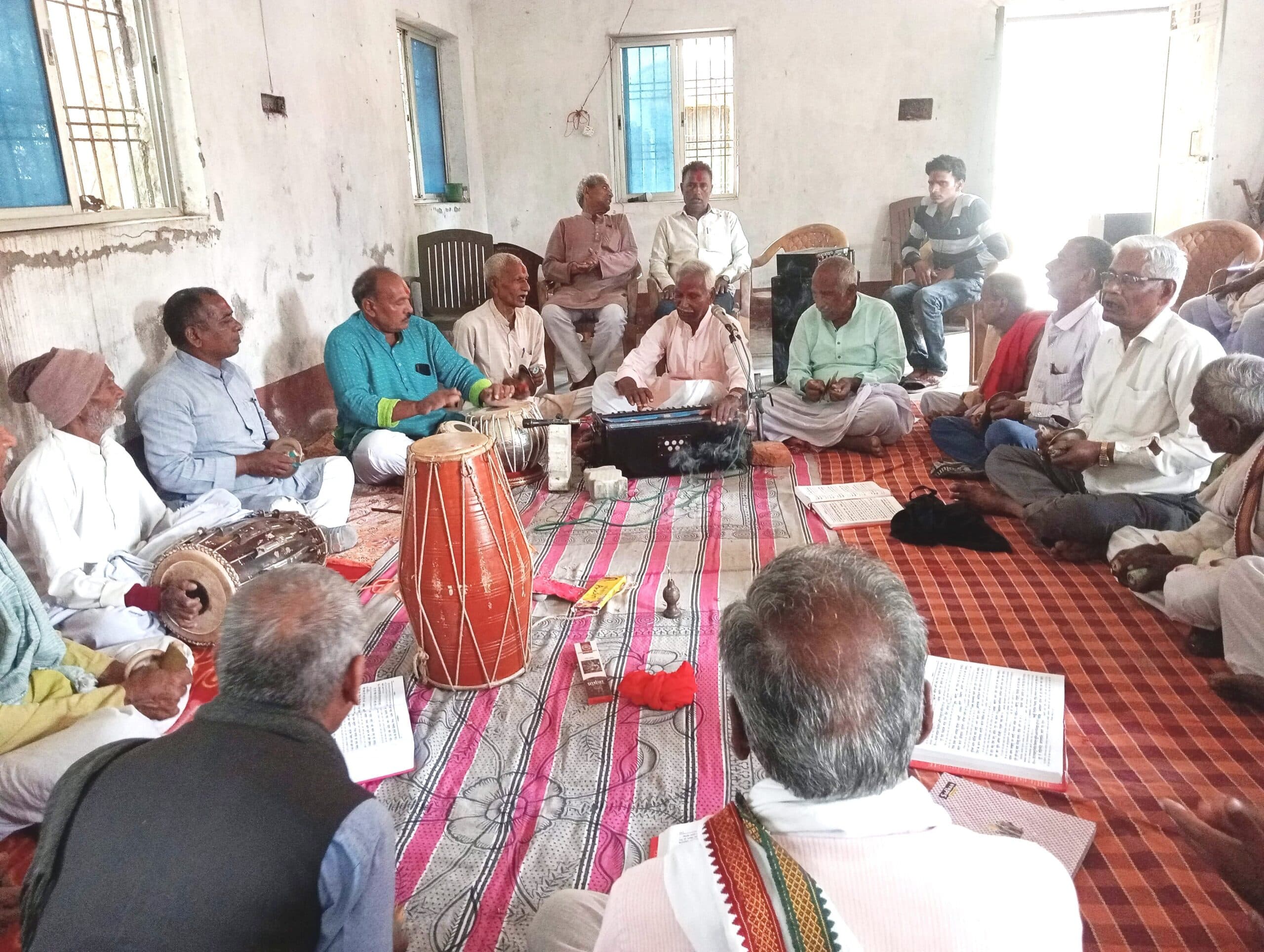 अबीर-गुलाल संग गूंजे सौहार्द के स्वर