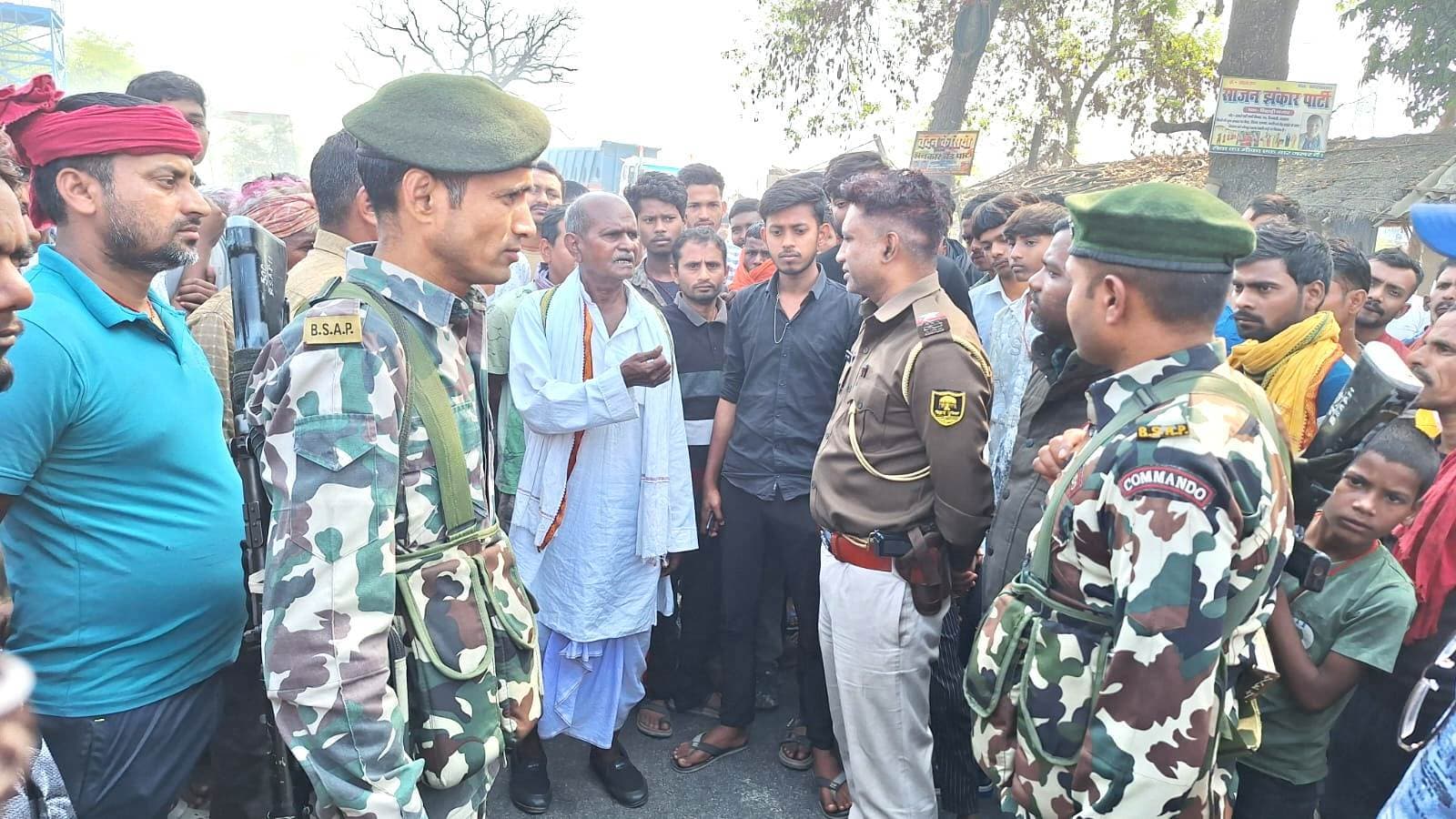 वाहन की चपेट में आने से अधेड़ घायल, ग्रामीणों ने एनएच को किया जाम