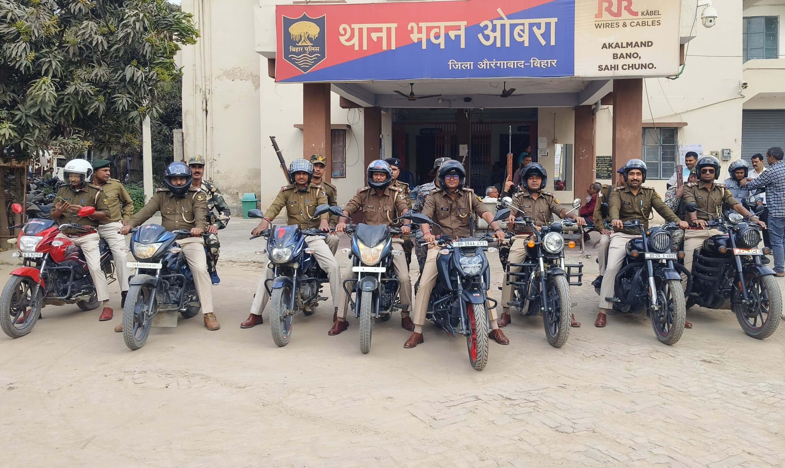 ओबरा में  पुलिस ने किया फ्लैग मार्च, शांति से पर्व मनाने की अपील