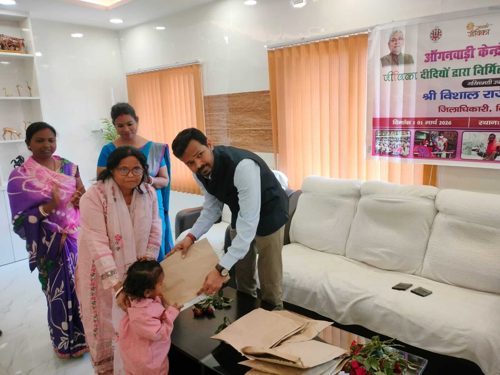 जीविका दीदियों द्वारा तैयार पोशाक का वितरण, आंगनवाड़ी केंद्र के बच्चों को मिलेगा लाभ