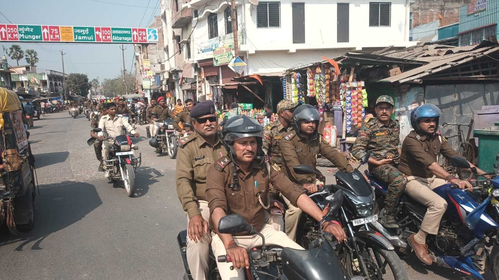 फ्लैग मार्च कर शांतिपूर्ण माहौल में पर्व मनाने की अपील