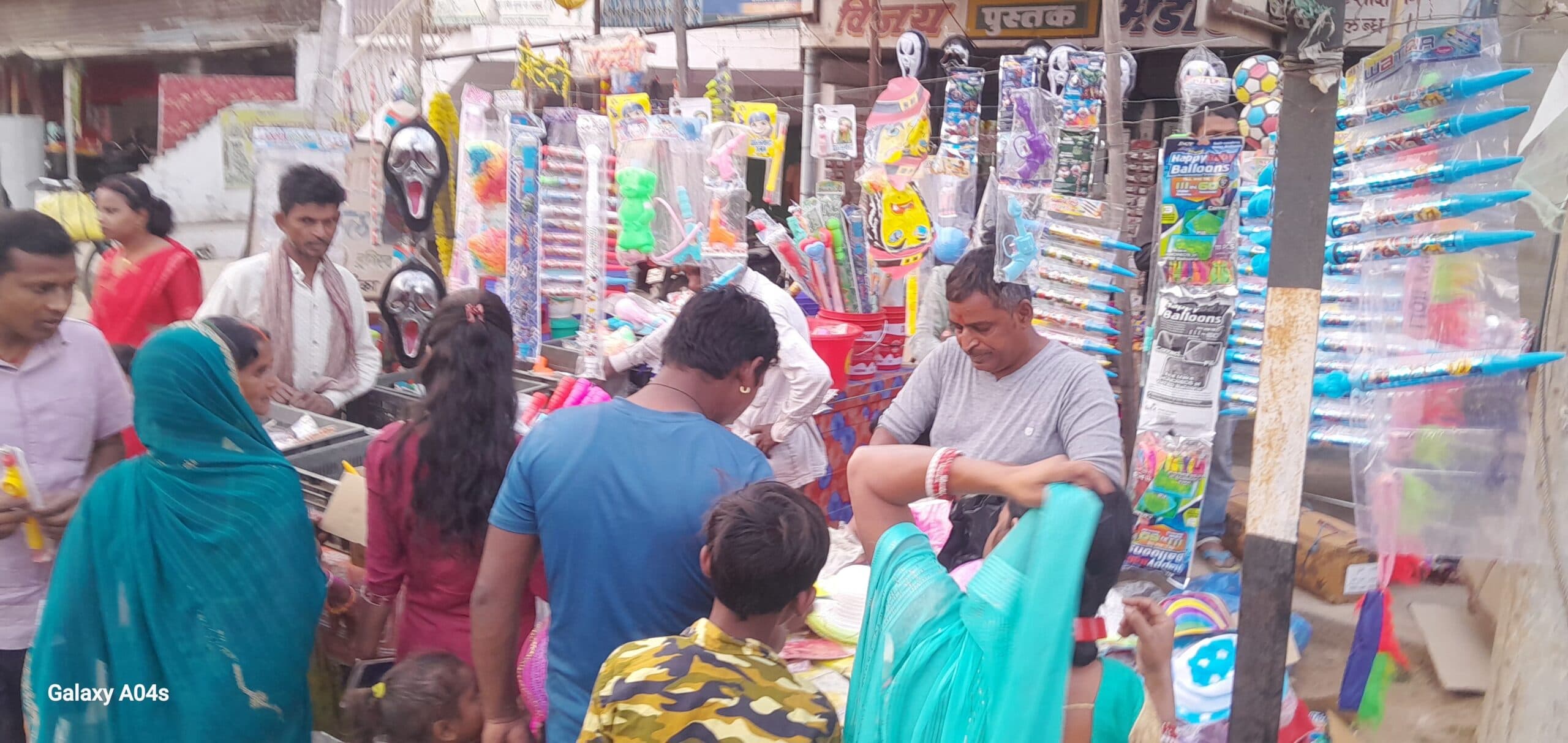 रंगों और पिचकारियों से सजा बाजार, खरीदारी के लिए उमड़ी भीड़