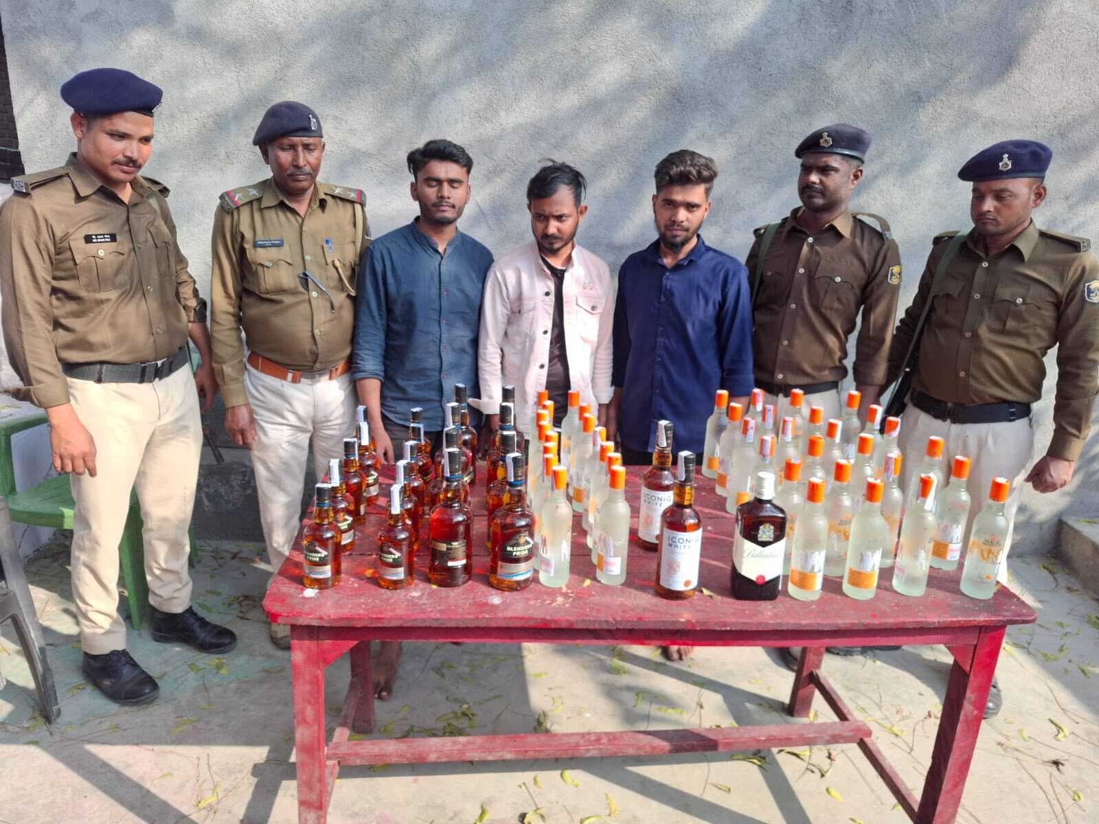 60 बोतल विदेशी शराब के साथ तीन तस्कर गिरफ्तार