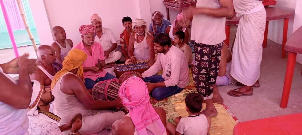 ढोल मृदंग की थाप पर होली के प्रथम चरण की शुरुआत धुरखेल से प्रारंभ