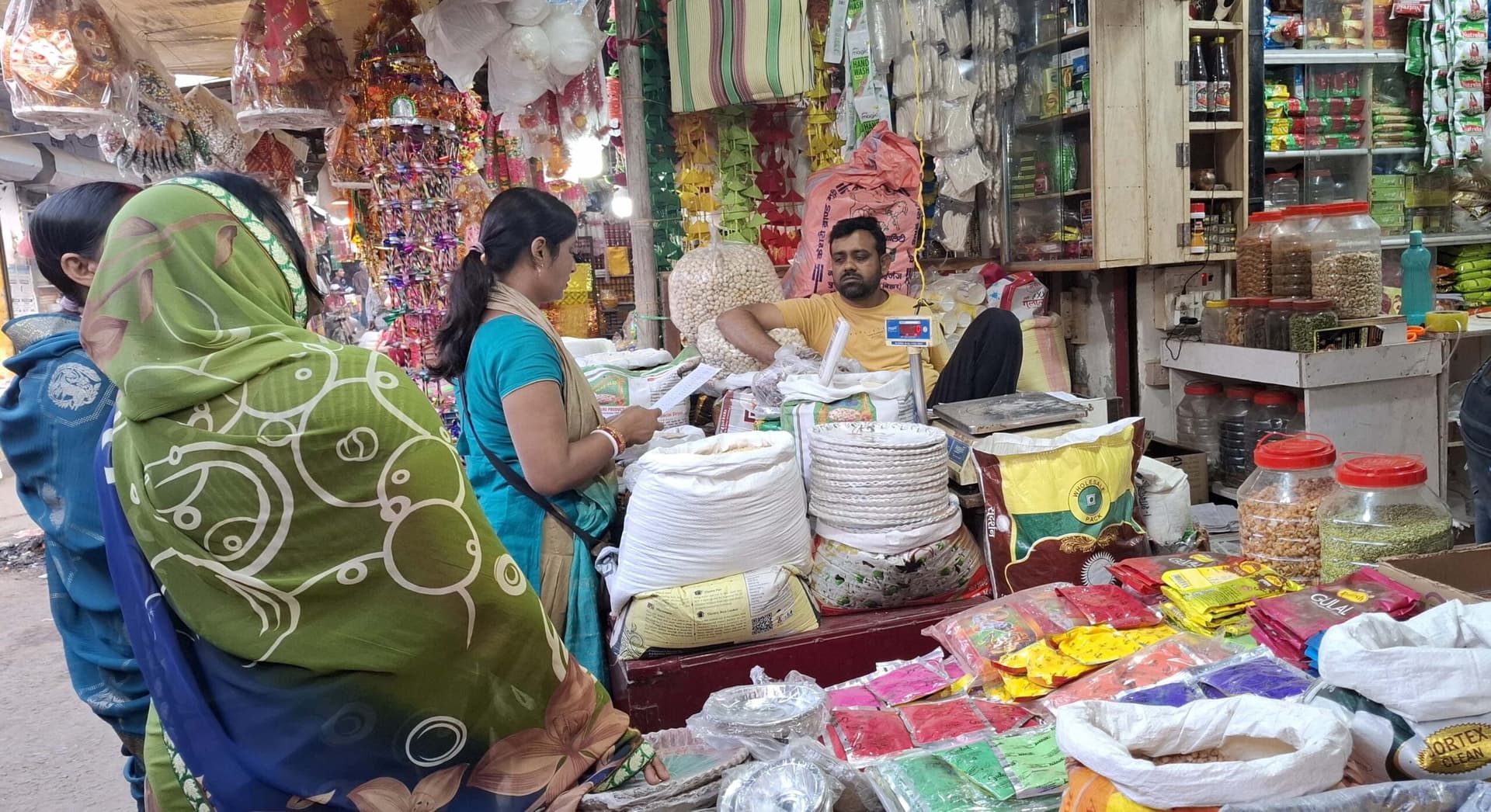 होली को लेकर  घरों में हो रही मेहमानवाजी की तैयारी, बाजारों में बढ़ी चहल-पहल