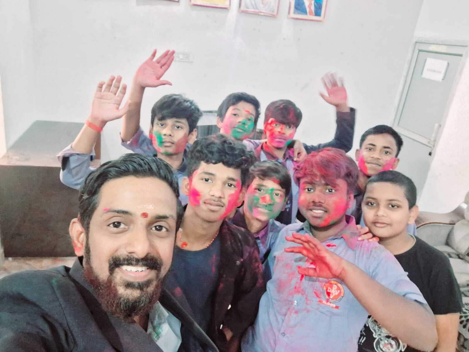 रासायनिक रंगों से बचें, इको फ्रेंडली होली मनाएं