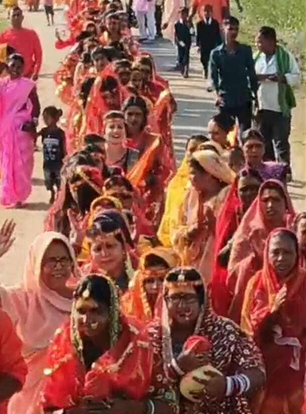 जयकारों से गूंजा बड़ी खौजरी गांव, प्रतिमा स्थापना को लेकर निकली भव्य कलश यात्रा