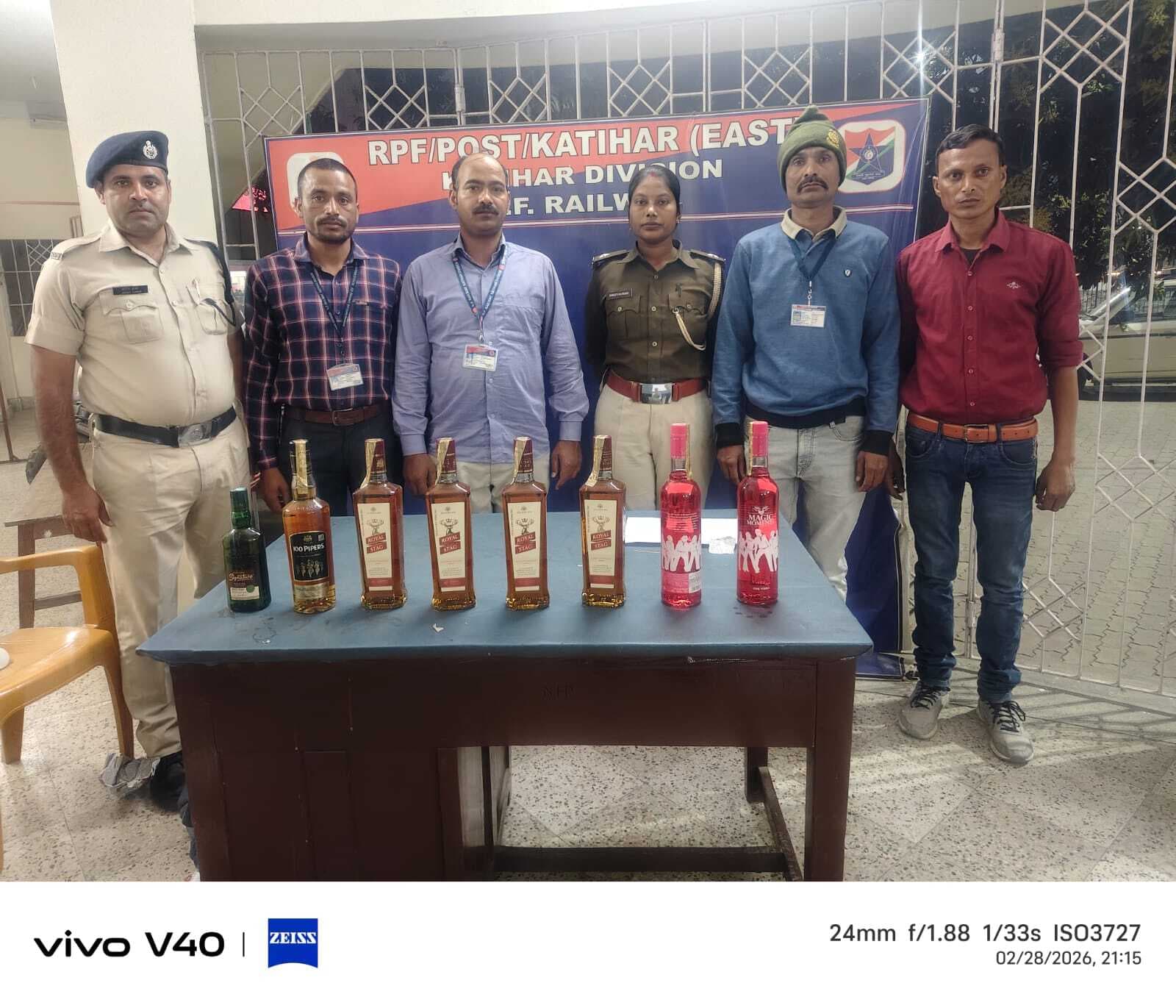 हाटे बाजार एक्सप्रेस ट्रेन से 31 लीटर शराब बरामद