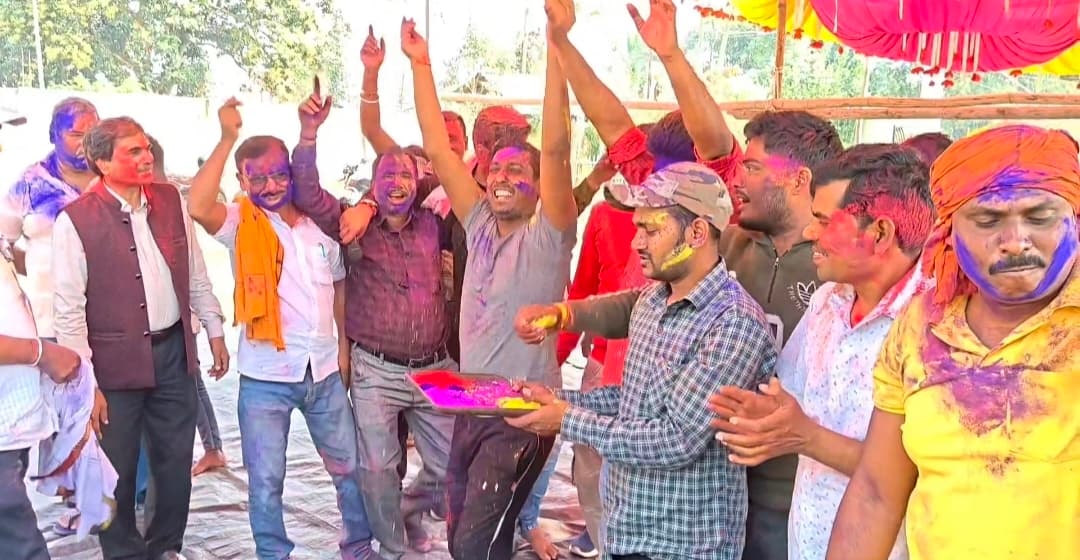 रामनवमी शोभायात्रा को ले बैठक, उड़े रंगा और गुलाल