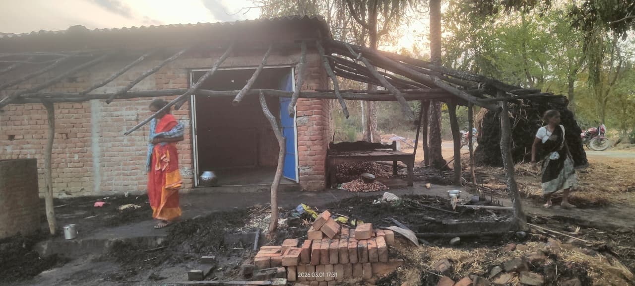 चूल्हे की चिंगारी से घर में लगी आग, हजारों के सामान जलकर राख