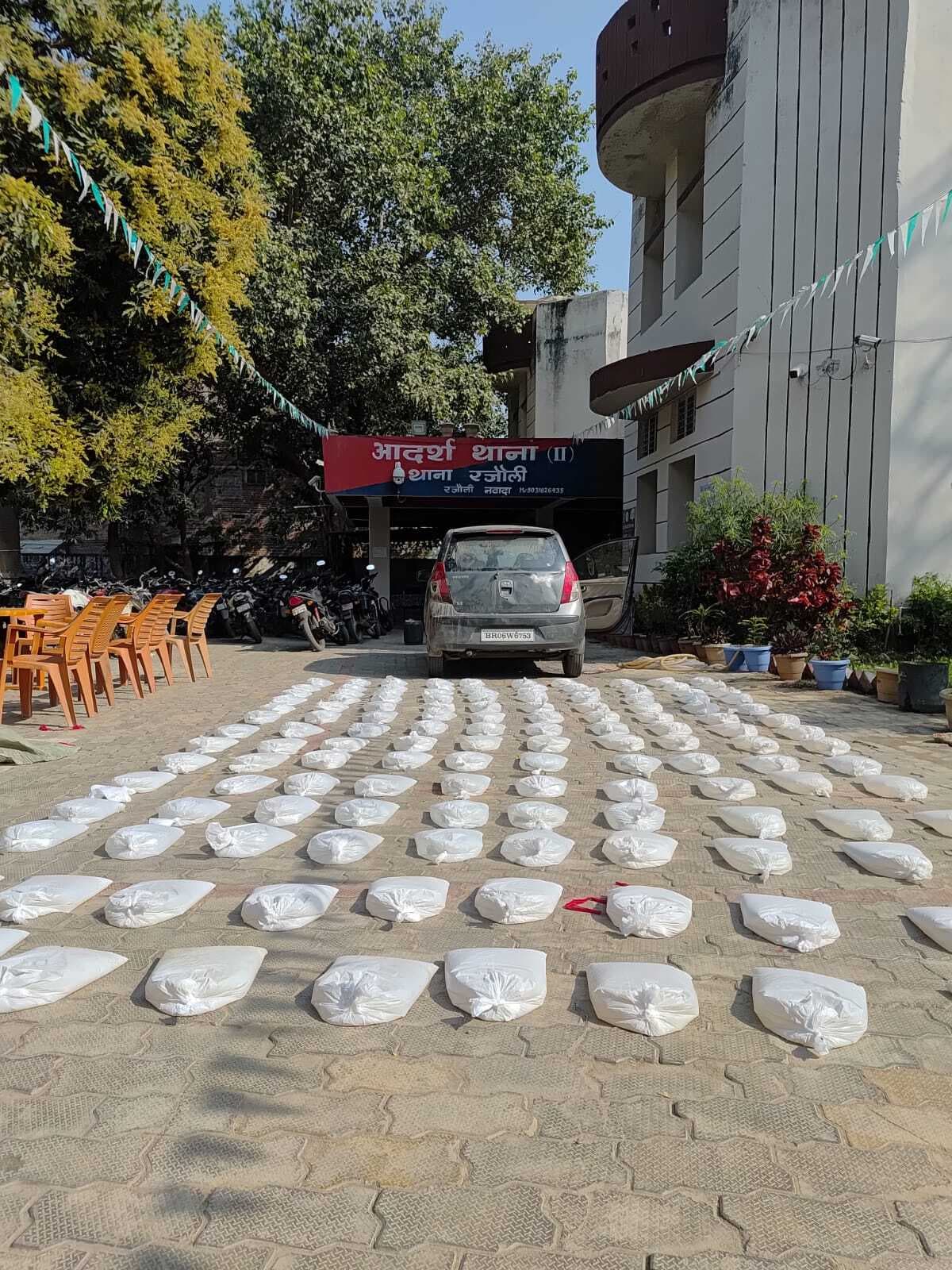 परतापुर में शराब लदी कार जब्त