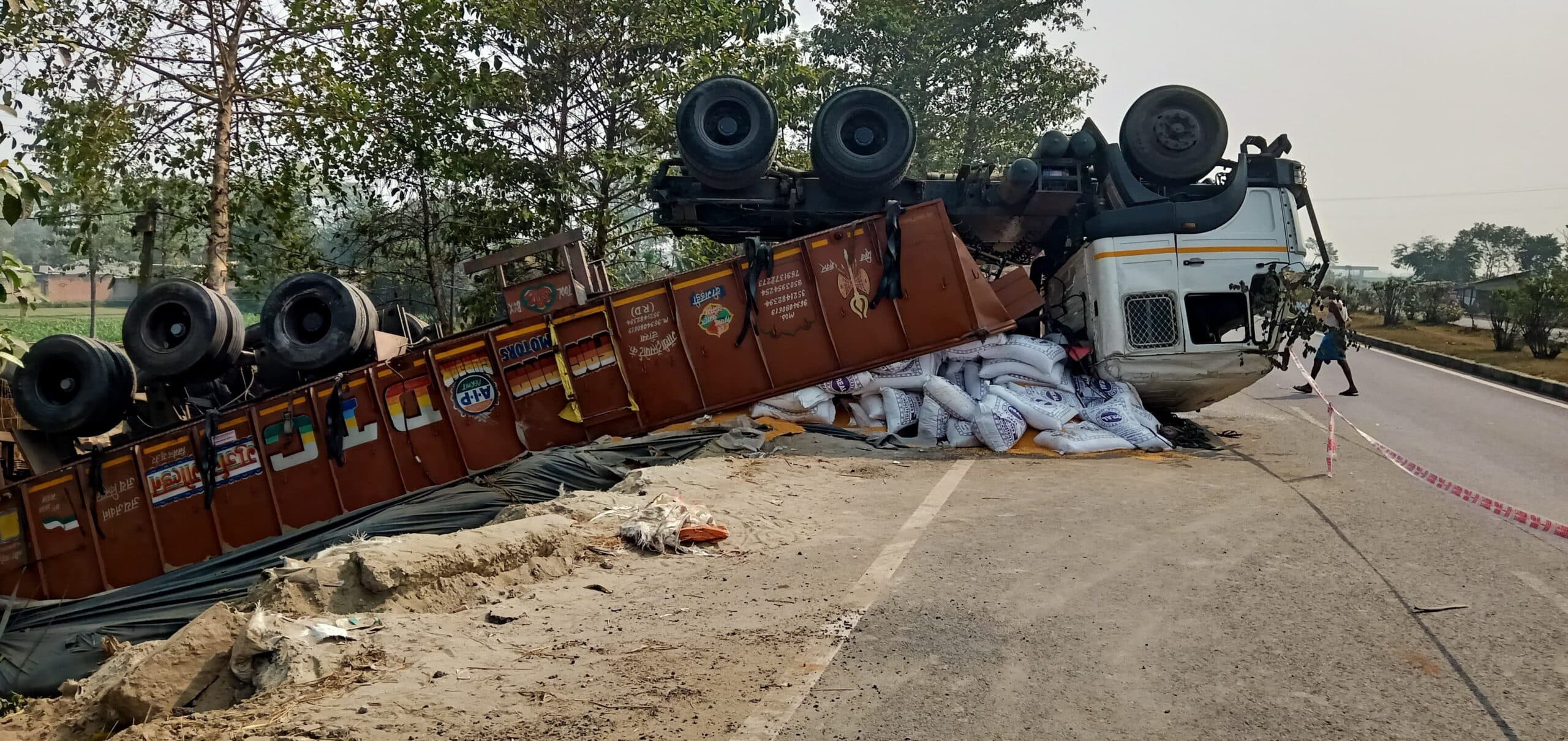 हाइवे के नीचे पलटा ट्रक, चालक-खलासी सुरक्षित