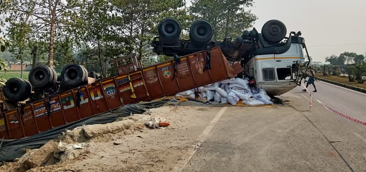 हाइवे के नीचे पलटा ट्रक, चालक-खलासी सुरक्षित