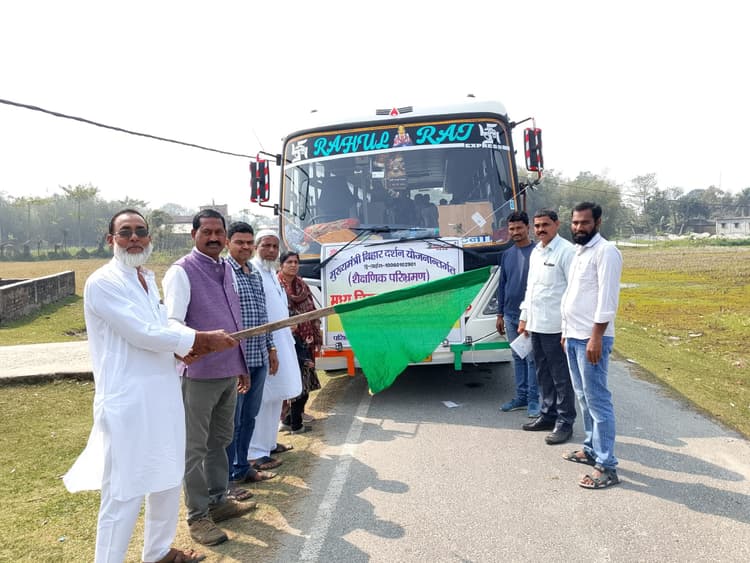 मिथिला हाट का परिभ्रमण करने निकले स्कूली बच्चे