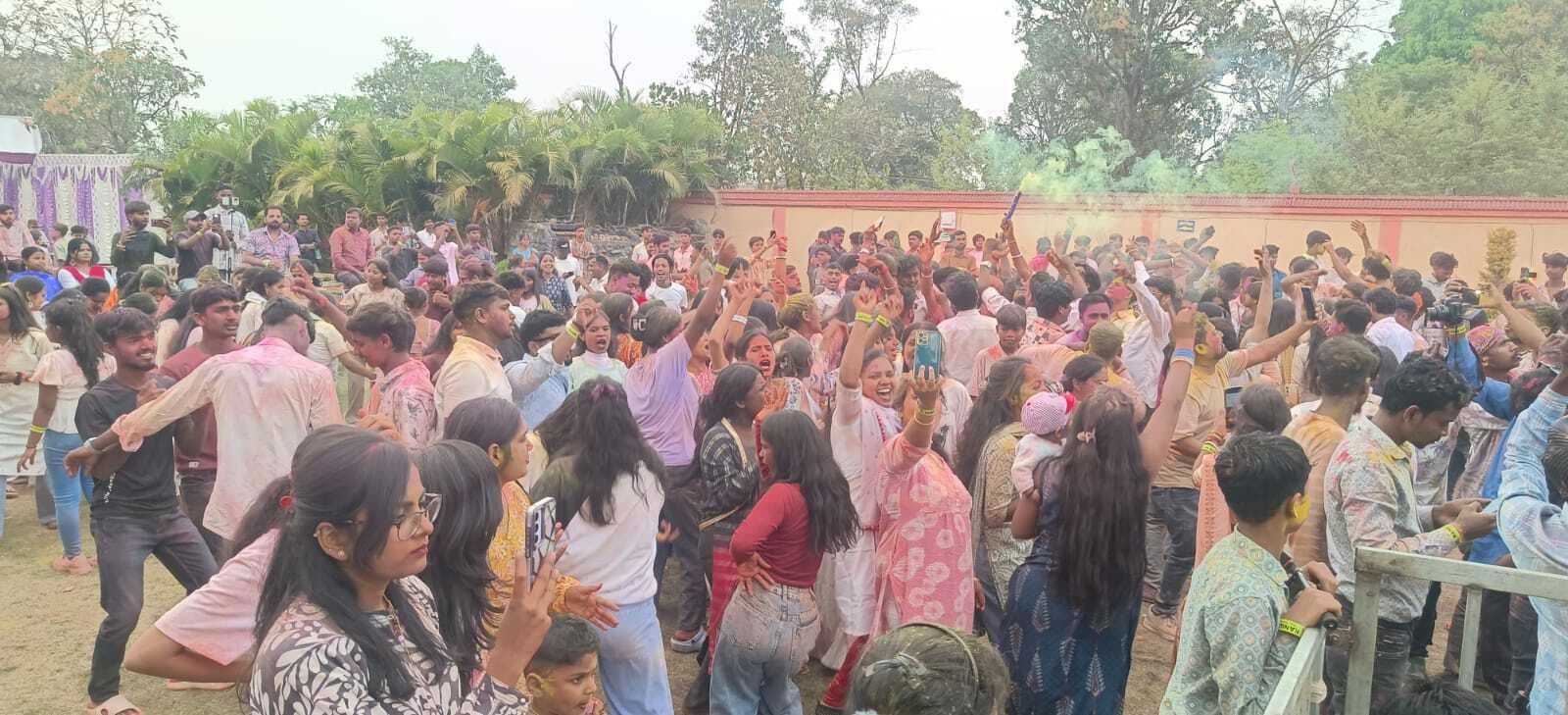 चढ़ने लगा फगुवा का सुरूर, बिखरने लगे होली के रंग