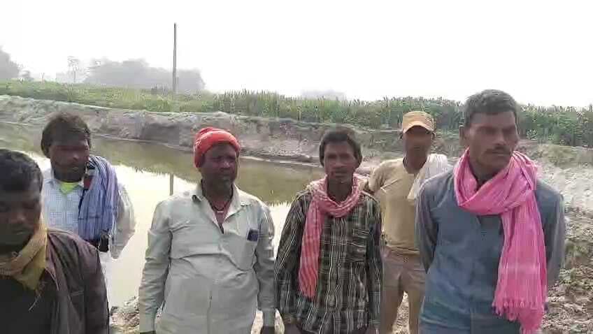 गोलहा गांव में मुआवजे को लेकर किसानों का प्रदर्शन