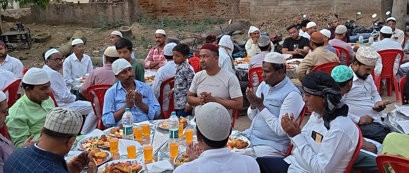 दावत-ए-इफ्तार में 300 रोजेदार हुए शमिल, रमजान की दी मुबारकबाद