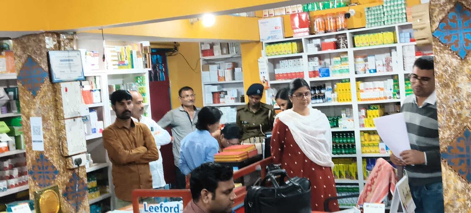 प्रतिबंधित दवाओं की चोरी छुपे बिक्री होने की शिकायत पर दुकानों में हुई छापेमारी