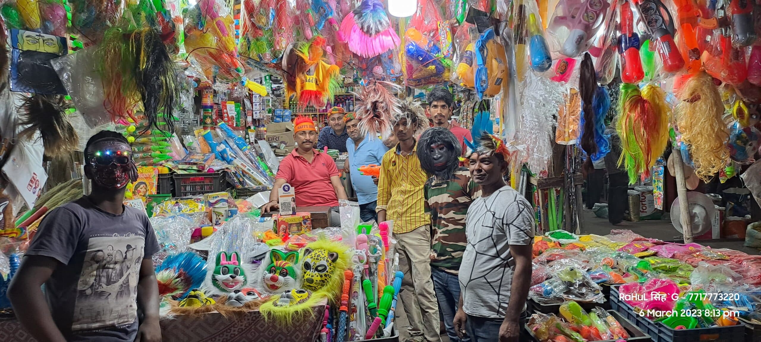 होली को लेकर गुलजार हुआ कपड़ों का बाजार