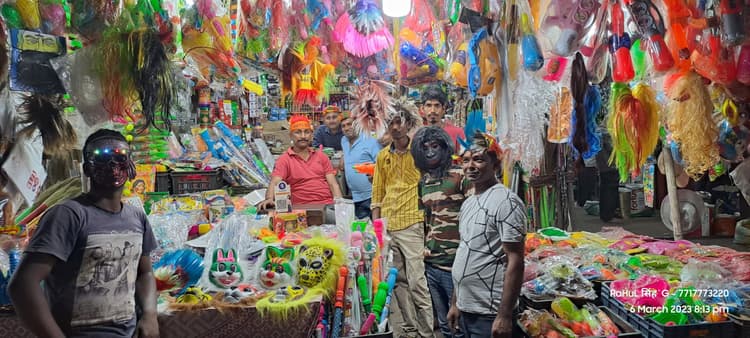 होली को लेकर गुलजार हुआ कपड़ों का बाजार